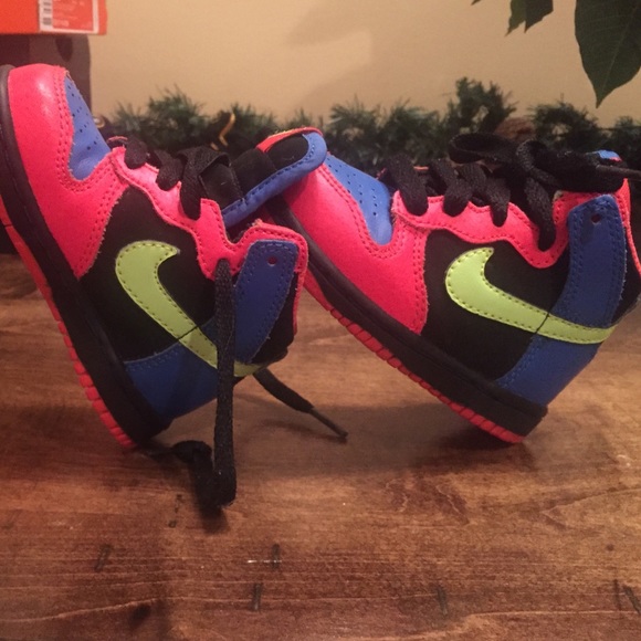 SOLD Nike sneakers - Picture 2 of 4