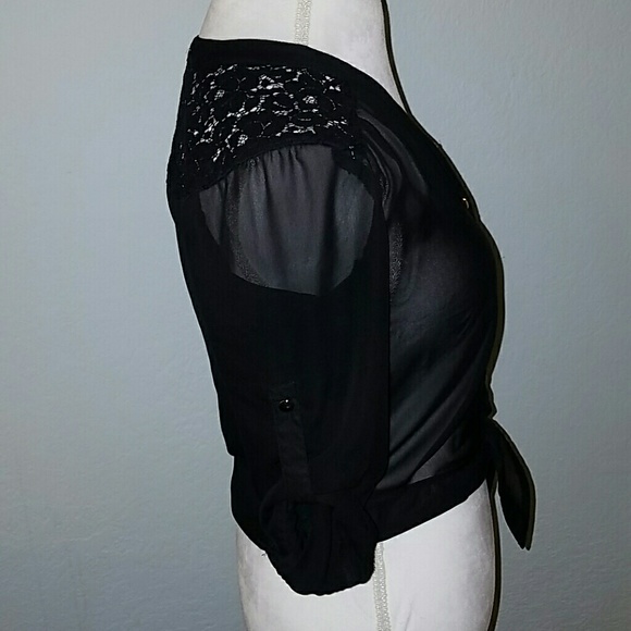 Bongo tie-front crop top. - Picture 2 of 4