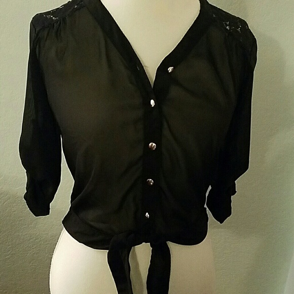 Bongo tie-front crop top. - Picture 4 of 4