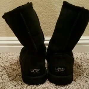 Black short Uggs, size women 6