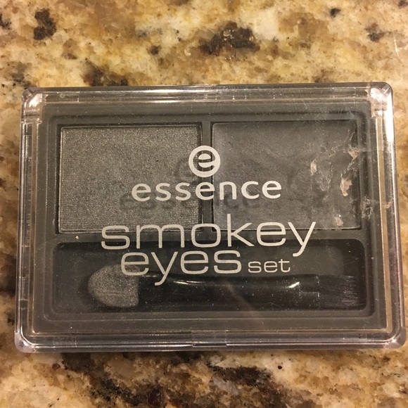Essence smokey eyes set