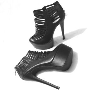 Liliana size 8.5 Black platform heels!