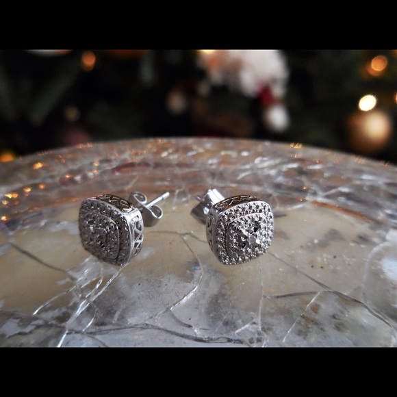 🎉HP💥 .20CT Natural Diamond 10K Gold Studs - Picture 2 of 4