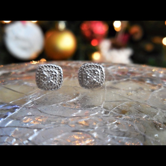 🎉HP💥 .20CT Natural Diamond 10K Gold Studs - Picture 3 of 4