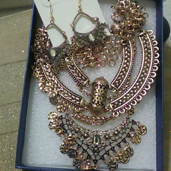 🎆Sold🎆Statement Necklace & Earrings - Picture 2 of 4