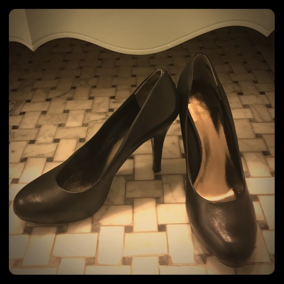 Classic black pump