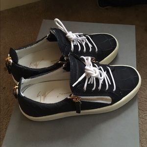 AUTHENTIC women's size 8 Giuseppe's