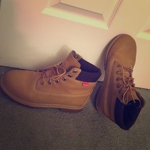 100% authentic timberlands (wheat)