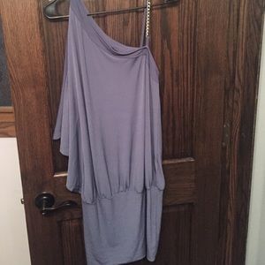 One short sleeve and one chain strap