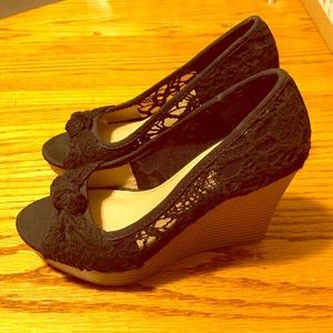 NWOT American Eagle Black / Brown PeepToe Wedges