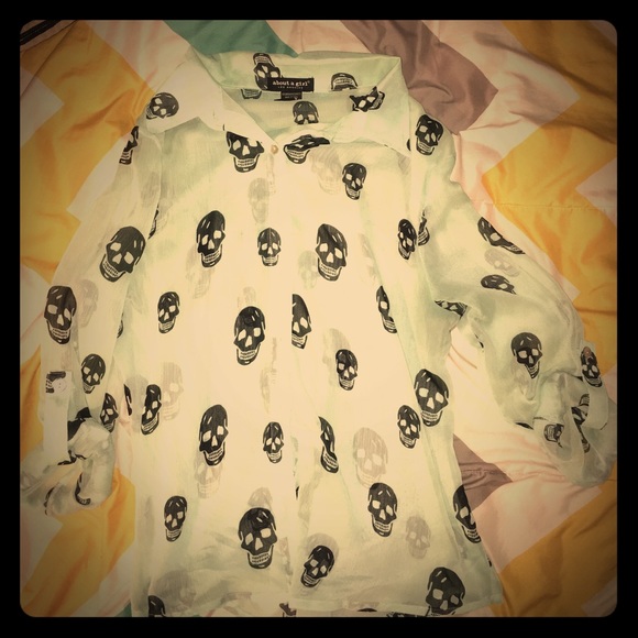 Very cute teal sheer skull top 💀💖