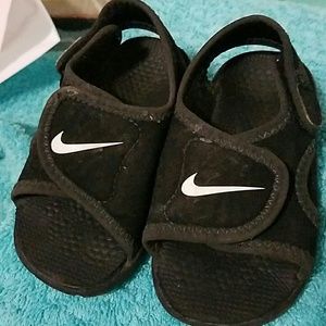 Infant Nike velcro slippers