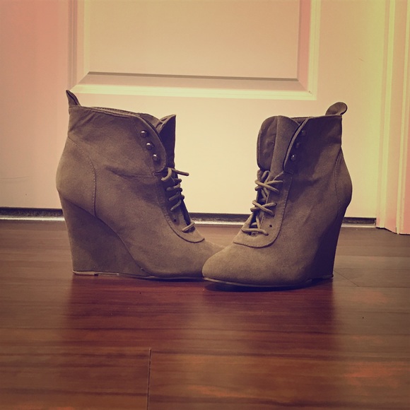 Suede khaki wedged booties!
