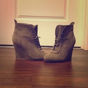 Suede khaki wedged booties!