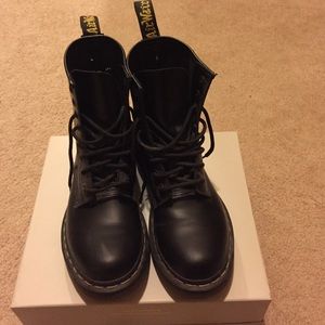 Dr. Martens 8 eye boot