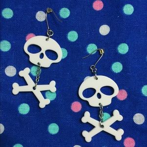 Cute skull and bones dangly earrings ☠️