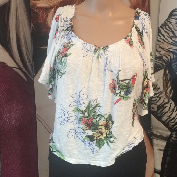 American Rag Tops - ❤️American rag top w flowers/parrots 🎉