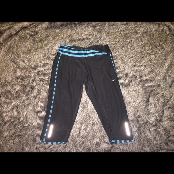 NIKE CROPPED BLACK LEGGINGS