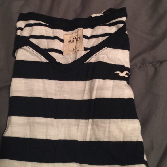 Short sleeved navy blue/white hollister shirt