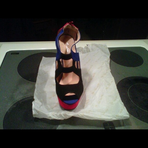 Mutli Color only worn one time versatile shoe