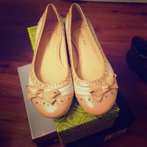 Gianni Bini tan and white leather bow flats