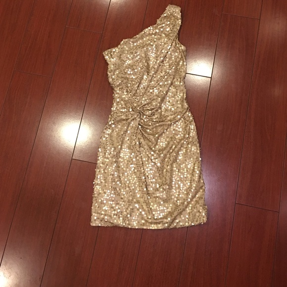 Formal dress - Picture 1 of 1