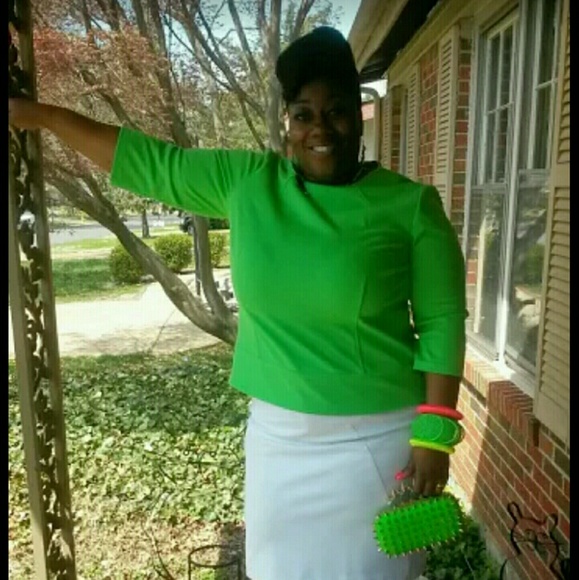 Tops - Showing some fashion
