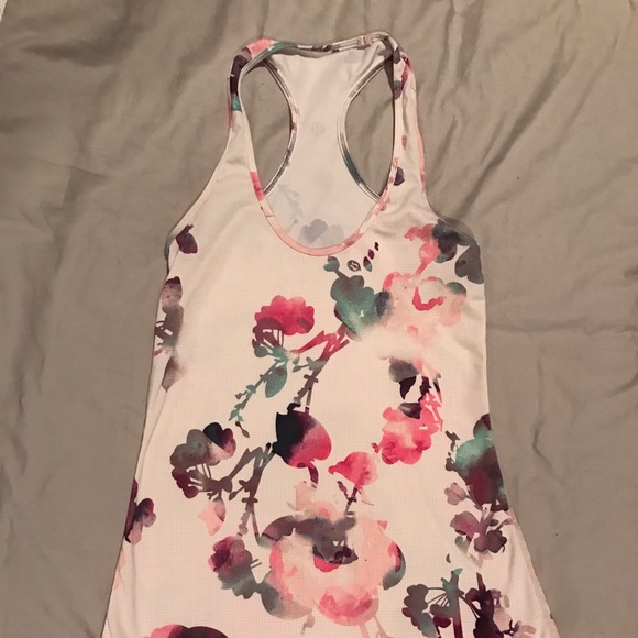 Authentic lululemon blurred floral yoga tank