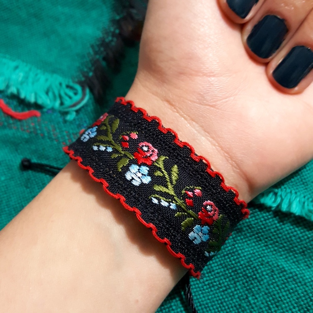 š¹ą¹Vintage Floral Jacquard Trim Suede Braceletą¹š¹ - Picture 3 of 6