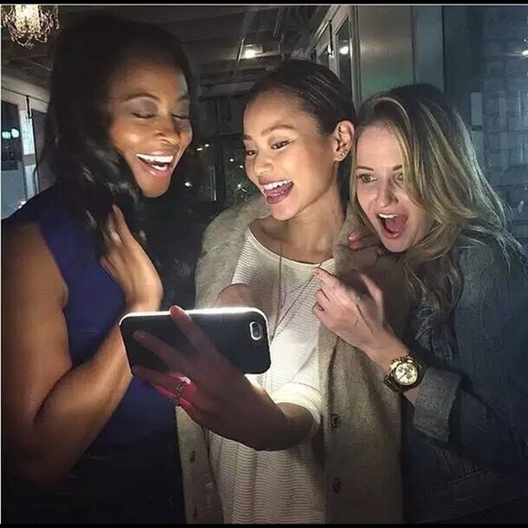 ‼️1 HR SALE‼️Light Up Selfie Light Case W/ Charger - Picture 3 of 4