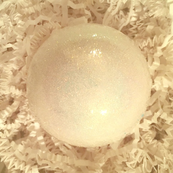 Sparkling snow bath bombs