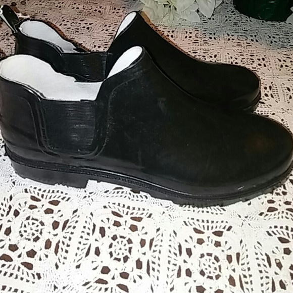 Size 9 rain Boot New with tags padded foam instep