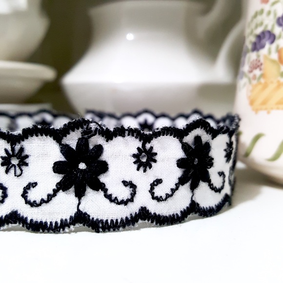 Floral Embroidered Trim Choker - Picture 2 of 3