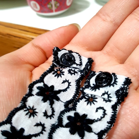 Floral Embroidered Trim Choker - Picture 3 of 3