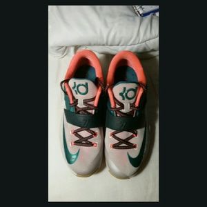 KD 7 Easy Moneys size 5.5 gradeschool (womens 7)