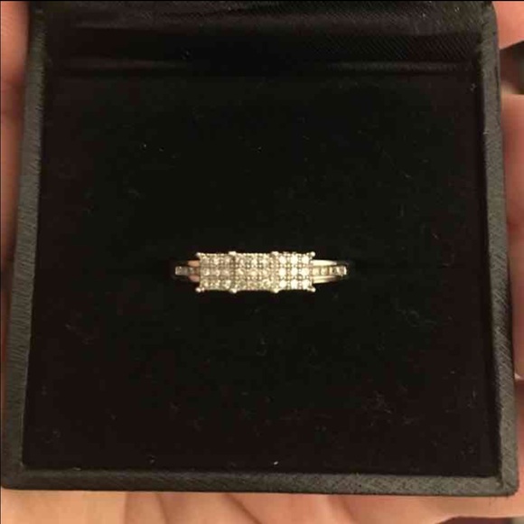 TRADE💎10k White gold Diamond promise ring💎