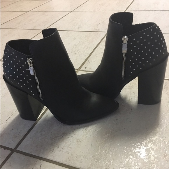 #SOLD#Black booties with studs