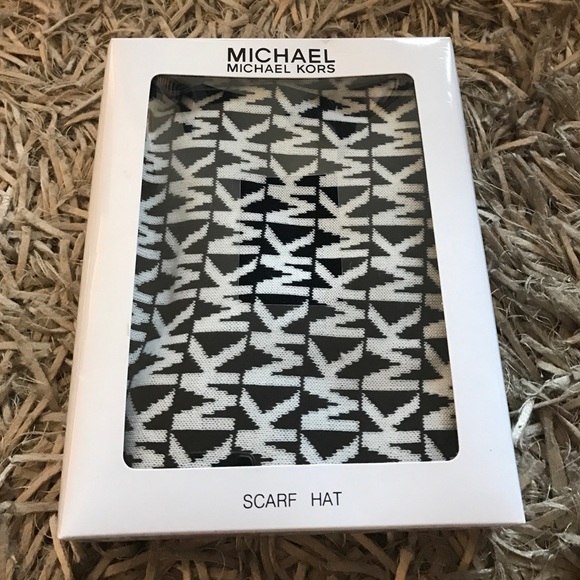 Michael kors monogrammed scarf & hat set - Picture 2 of 2