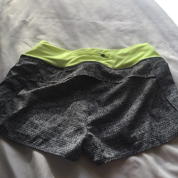 Light and stylish workout shorts - Picture 2 of 3