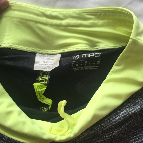 Light and stylish workout shorts - Picture 3 of 3