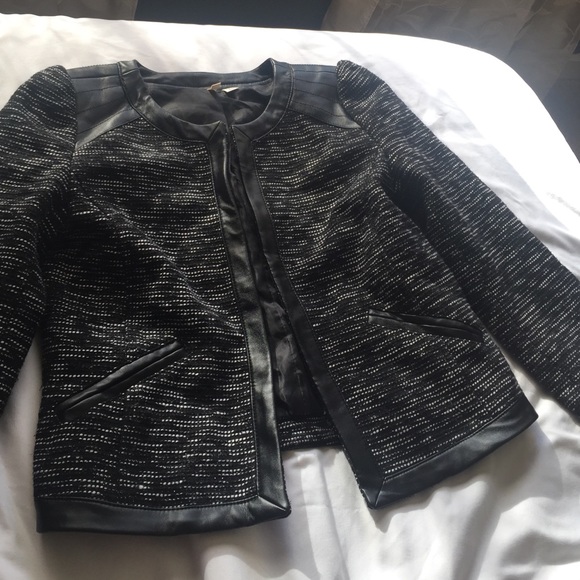 Quarter sleeve leather accent blazer - Picture 3 of 3