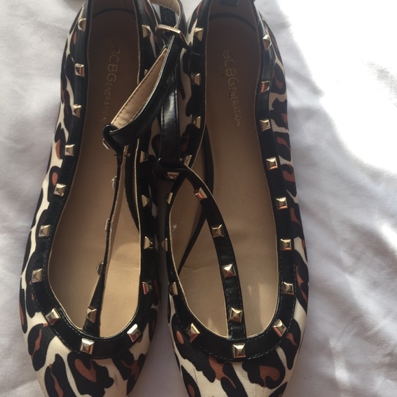 BCBG cheetah printed and studded laced flats - Picture 2 of 2