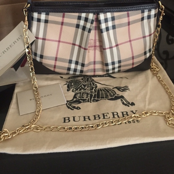 Burberry Handbags - Burberry cluch purse