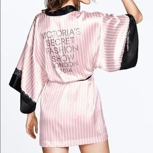 2014 VS FASHION SHOW LONDON ROBE