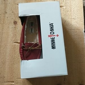 New in box women's minnetonka