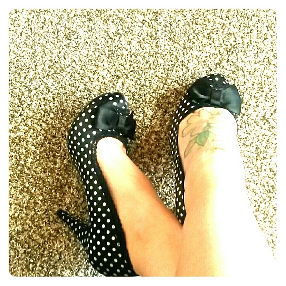 Black polkadot pumps