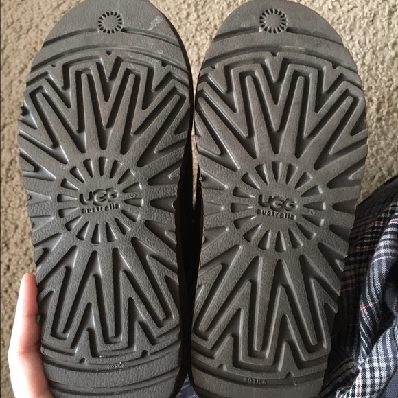 NEW Kids Size 3 UGGS - Picture 2 of 3