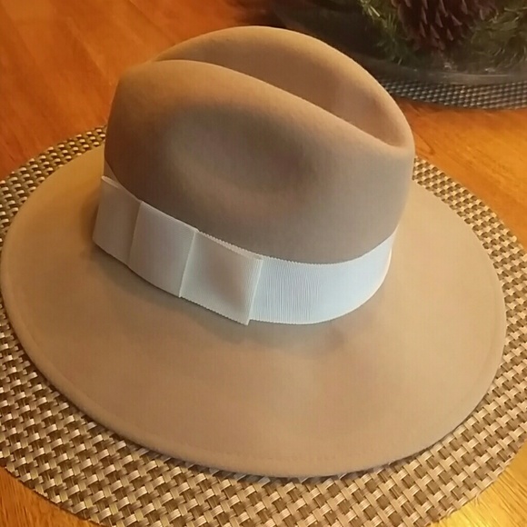 Liz Claiborne wool hat perfect for all seasons!!