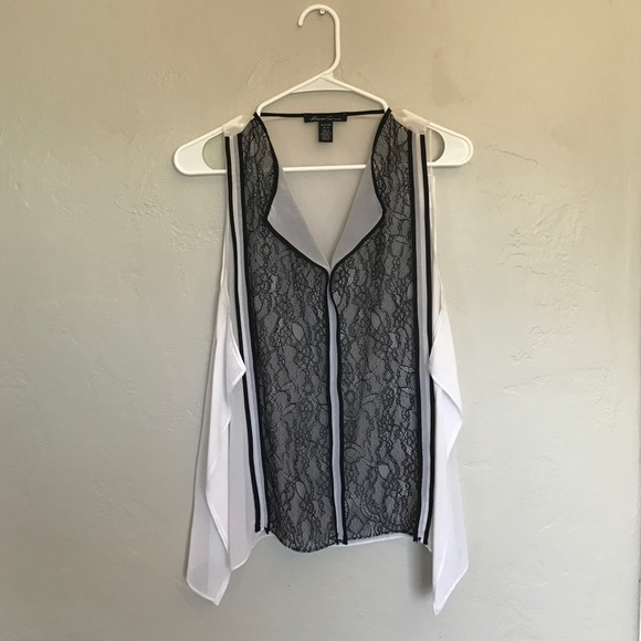 🎀SOLD🎀 Black Lace and White Kenneth Cole Tank