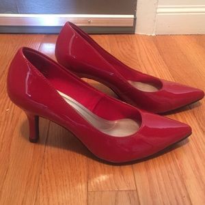 Comfort plus red patent leather pumps